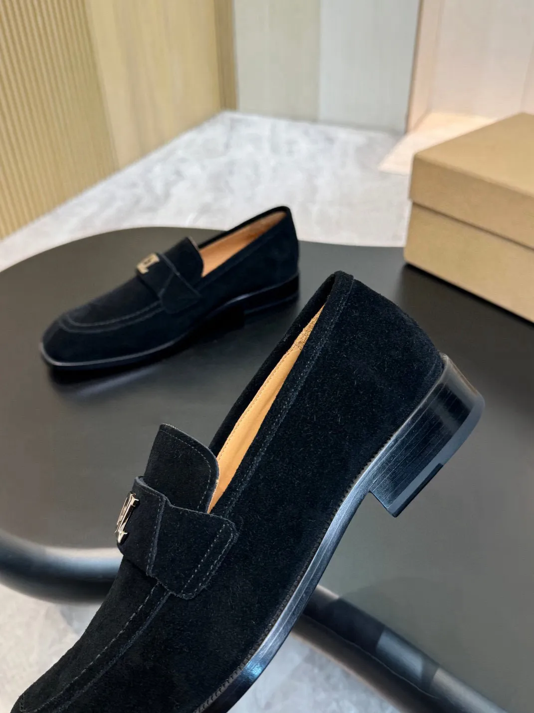 💰960 Christia*.Loubouti*🆑High-end men’s business formal leather shoes｜Classic red-soled shoes｜Original imported first-layer cowhide｜Iconic rivet decoration｜Water-dyed cowhide lining｜Italian imported red cowhide outsole｜High-end luxury｜Perfect interpretation of fashion, sunshine, style, suitable for various occasions Size: 39-44 (customized at 38.45.46)✅